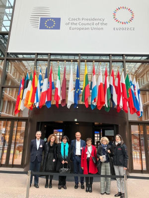 Eingang der tschechichen Botschaft. Darüber die Fahnen der EU-Mitglieder. Vor der Türe Teilnehmer der Gründungsveranstaltung.